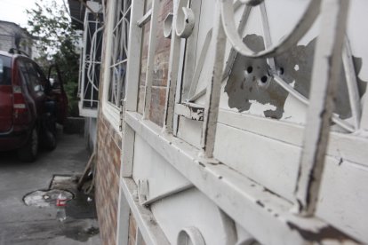 Las huellas del  ataque en la puerta de la clinica clandestina.