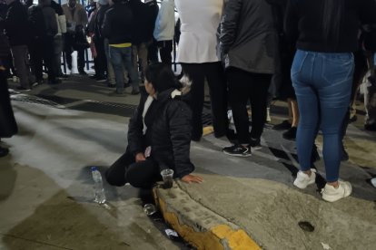 Ciudadanos solidarios llevaron bebidas calientes y alimentos para los familiares.