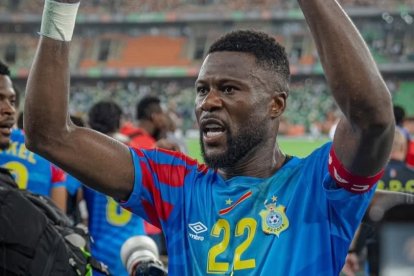 Chancel Mbemba anotó el penal definitivo para clasificar a la RD Congo al repechaje de la Copa del Mundo.