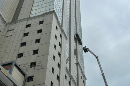 De esta estructura quedaron suspendidos los trabajadores.