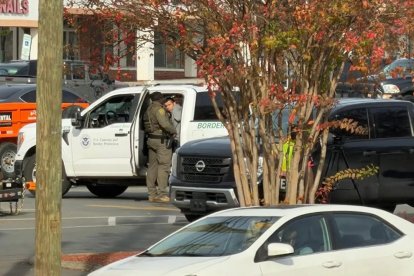 Migrante detenido durante las redadas de Charlotte por agentes federales.