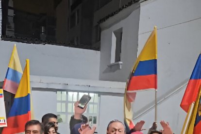 Luisa González celebró bailando con simpatizantes tras los primeros resultados que daban ventaja al No.