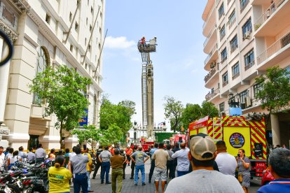 Personal del Cuerpo de Bomberos de Guayaquil rescató a los obreros.