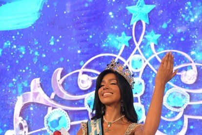 Jennifer el día de su coronación. Proviene del sector de Bastón Popular.