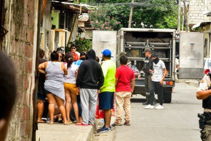 Los cuerpos fueron retirados ante la mirada de los residentes.