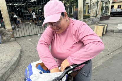 En una funda reusable guarda las botellas de jugo congelado.