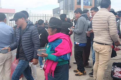 CIUDADANOS SOLIDARIOS LLEVARON BEBIDAS CALIENTES Y ALIMENTOS PARA LOS FAMILIARES.