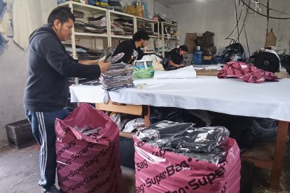 SEGUNDO LÓPEZ TRABAJA EN FAMILIA Y ELABORA PRENDAS DE ADULTOS Y NIÑOS.