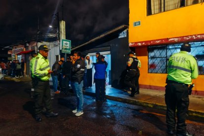 Los agentes conocieron que tres personas se movilizaban en moto.