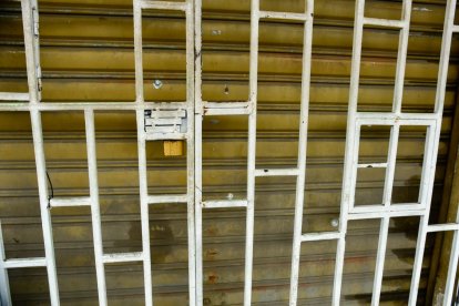 La puerta del local atacado.