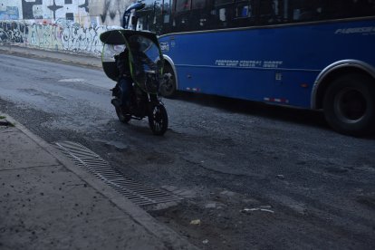 Esto es apenas un tramo de los varios en los que se observan huecos en la calle Yanacona.
