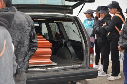 Familiares esperaron por varias horas, con frío y en la noche para retirar los cadáveres de sus parientes.