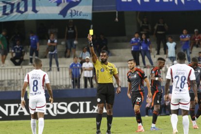 El árbitro central Lenín Quiñónez (c) estuvo inmerso en la polémica en Emelec vs. Liga de Quito.
