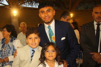 Niños de Santa Elena aprovecharon la visita de Rojas para pedirle fotos y autógrafos.