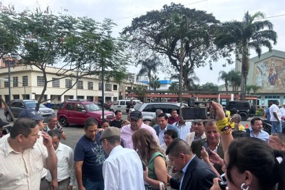 Una comitiva de simpatizantes lo acompañó en el que sería su primer día en funciones.