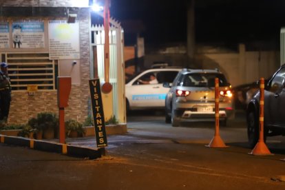 Los cuerpos fueron levantados por la Policía Nacional. Solo un patrullero se mantuvo en el sitio luego del hecho.