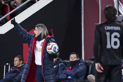 Sebastián Beccacece, seleccionador de Ecuador, gesticula durante el partido ante Nueva Zelanda.