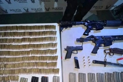 Arsenal incautado durante el operativo en La Tola, donde las Fuerzas Armadas hallaron fusiles, municiones y equipos usados por “Los Chechenos”.