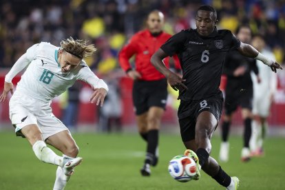 Willian Pacho (d) fue clave con una barrida que le impidió a Nueva Zelanda descontar.