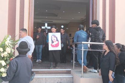 En Huachi Grande, Norma Tixilema fue despedida por su comunidad.