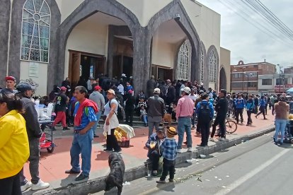 En Santa Rosa, decenas de personas acompañaron a las familias en su dolor.