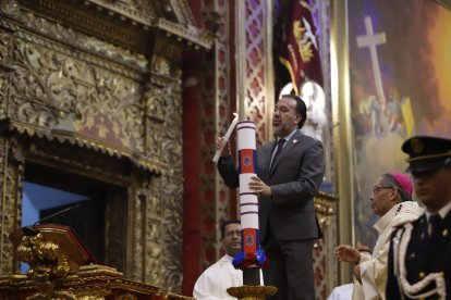 Pabel Muñoz encendió un cirio en medio del ritual.