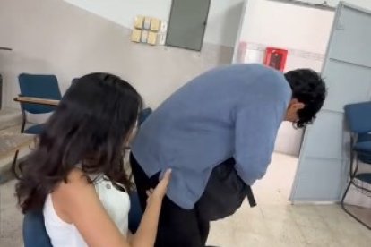 Jóvenes mientras muestran el estado de los pupitres.