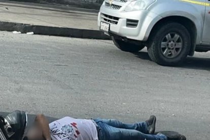 El fallecido quedó tendido sobre la vía tras el violento robo en Santo Domingo.