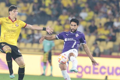 Gastón Campi (i) defensor del Barcelona SC, marca a Jeison Medina, delantero albo.