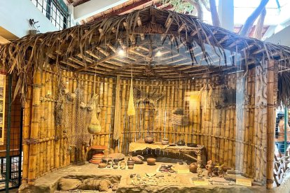 Una muestra de una vivienda antigua asentada al pie del mar.