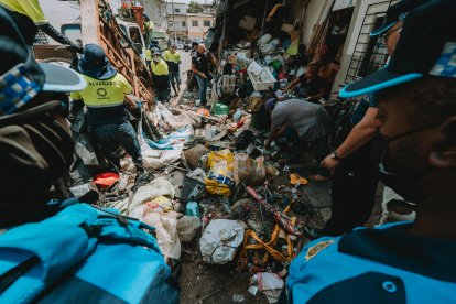 Los vecinos denunciaron que el inmueble era un nido de ratas y cucarachas.