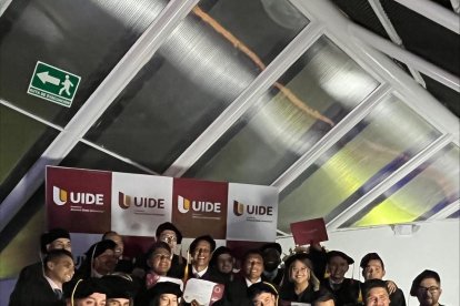 José Francisco Cevallos junto a sus compañeros cuando se graduó de Magíster.