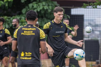 Gastón Campi (d) defensor central de Barcelona SC.