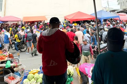 Hubo caos entre compradores y comerciantes en el mercado de La Libertad por el crimen del comunicador comunitario