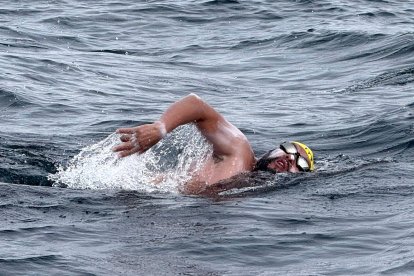 Juan Pablo Flores durante la exigente travesía en las frías aguas del lago Titicaca.