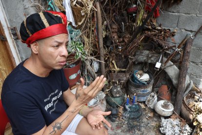 El espiritista Carlos Adrián junto a su 'Ganga', un lugar espiritual dentro de la cultura del Palo Mayombe.