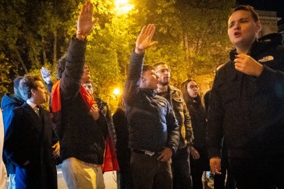 Asistentes que apoyaban la dictadura de Franco realizan el saludo fascista en su honor.