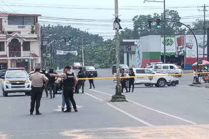 La calle fue cerrada para las indagaciones frente a la Cárcel de Mujeres.