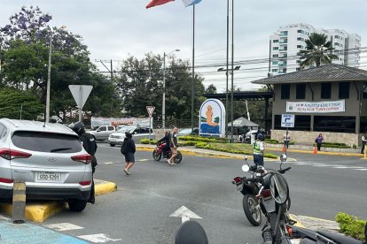 El carro del exmagistrado terminó impactado contra un poste.
