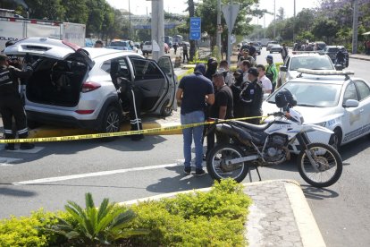 La Policía llegó al sitio para recabar indicios del crimen.