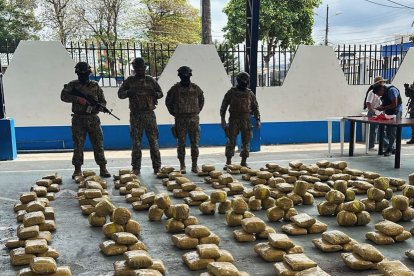 Militares resguardan el cargamento incautado en La Peñas, donde se presentaron los 295,5 kilos de marihuana y equipos recuperados durante el operativo.