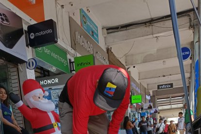 Ramón Recalde mientras se agacha para girar la perilla de sus juguetes.