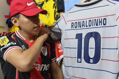 Carlos Luis Morales mientras exhibe la mercadería en promoción para el Black Friday.