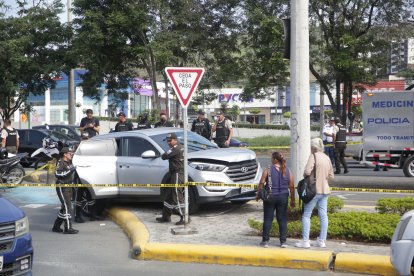 El carro se estrelló contra una señalética.