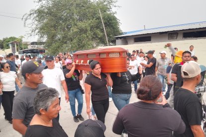 Los familiares llevaron en sus hombres los féretros de las personas fallecidas.
