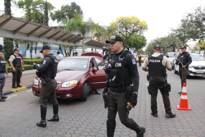 Este sábado se instalaron códigos QR como parte de la primera fase, que consiste en visitas policiales a los negocios.