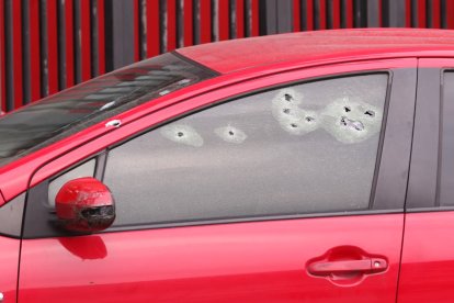 El impacto de las balas quedó marcado en los vidrios del conductor.