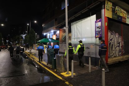 Personal municipal mientras realizan los operativos.