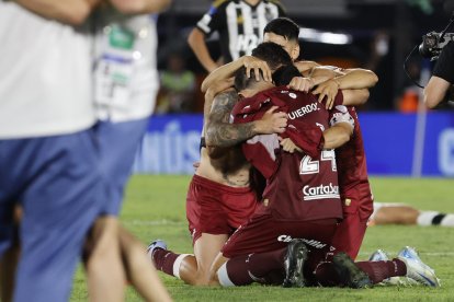 Abrazos y lágrimas entre jugadores de Lanues tras quedar campeón de la Sudamericana 2025.
