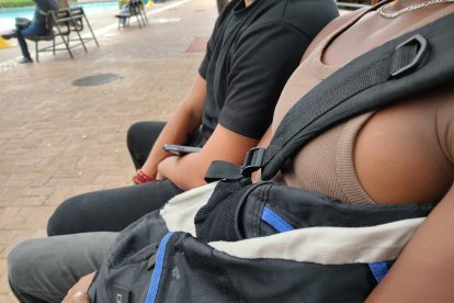 José y Daniel, dos jóvenes, se dedican al trabajo sexual con clientas y con parejas que buscan acompañantes en Guayaquil.